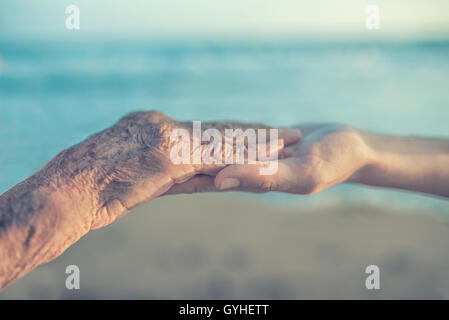 Aiutando le mani, la cura per gli anziani concept Foto Stock