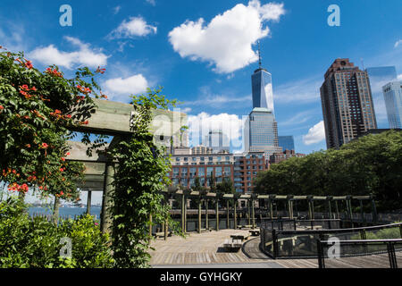 One World Trade Center si trova sulla South Cove a Battery Park City, New York City, USA 2016 Foto Stock