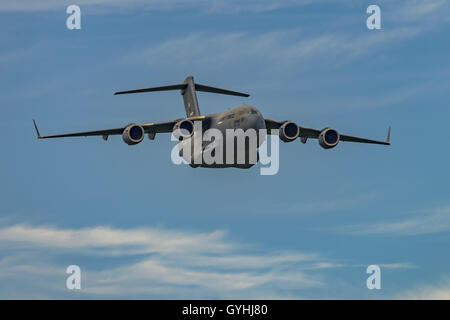 NEW Windsor, NY - 3 Settembre 2016: Giant C-17 Globemaster III tenuto spento a Stewart International Airport durante il New York Foto Stock