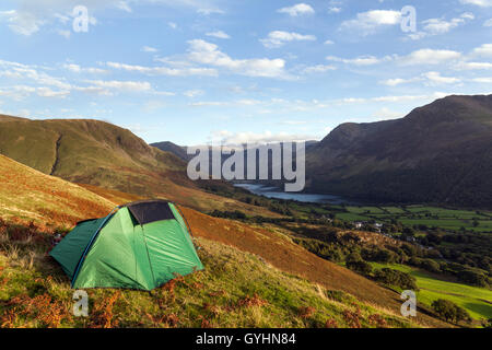 Piccola tenda verde, campeggio selvaggio su Rannerdale Knotts affacciato Buttermere nel Lake District inglese a inizio autunno Foto Stock