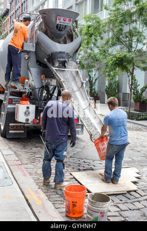 New York City,NY NYC Lower Manhattan,SOHO,scena stradale,betoniera,camion del cemento,nuovo,sotto,costruzione,cantiere,cantiere,lavoratore,lavoratore,lavoratore,lavoro,secchio,NY16 Foto Stock