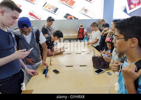 New York City,NY NYC,Manhattan,Midtown,Fifth Avenue,Apple store retail,shopping shopper shopping shop negozi mercati di mercato di vendita di acquisto Foto Stock