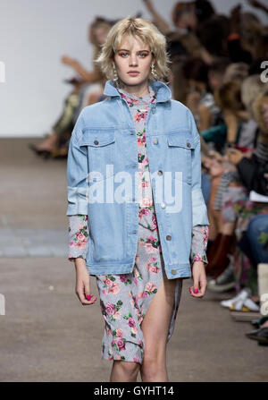 I modelli sulla passerella durante l'unico TOPSHOP Primavera / Estate 2017 London Fashion Week show a Topshop visualizza lo spazio, Old Spitalfields Market di Londra. Stampa foto di associazione. Picture Data: domenica 18 settembre, 2016. Vedere PA storia moda dei consumatori. Foto di credito dovrebbe leggere: Isabel Infantes /PA FILO Foto Stock