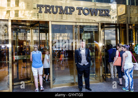 New York City,NY NYC Manhattan,Midtown,Fifth Avenue,Trump Tower,ingresso,cartello,portiere,lavoro,cappotto tuxedo,adulto,adulti,uomo uomo maschio,giovane adulto,adulto Foto Stock