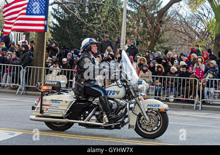 Un ufficio di polizia su un motociclo apre il Macy's Thanksgiving Day Parade New York City. Foto Stock