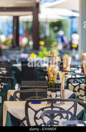 Posate su un tavolo in un ristorante Foto Stock