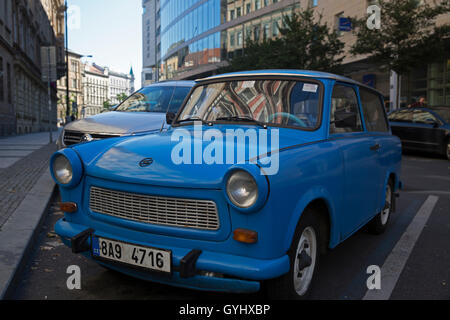 Blue Trabant parcheggiate fuori il Novotel a Praga Repubblica Ceca Foto Stock