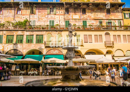 Madonna Verona fontana di Piazza delle Erbe, Verona, Veneto, Italia Foto Stock