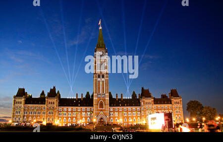 Parlamento canadese edificio preparando per visualizzare luci del nord mostra promossa dal governo del Canada e Manulife. Foto Stock