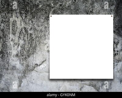 Close-up di uno inchiodato vuoto quadrato sul telaio sporco vecchio muro di cemento sullo sfondo Foto Stock