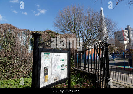 Bacheca e ingresso alla Croce Rossa parco giardino con la Shard grattacielo in background, Southwark, Londra, Regno Unito Foto Stock