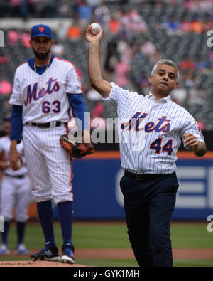 Sindaco di Londra Sadiq Khan passi la prima sfera ad una partita di baseball tra New York Mets e Minnesota Twins al Citi Field di New York City, durante una tre giorni di visita alla capitale degli Stati Uniti come parte della sua visita in America del Nord, dove egli è dovuto per incontrare il sindaco di New York Bill de Blasio. Foto Stock