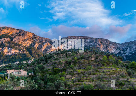 Il bellissimo panorama della città Deia su Mallorca, Spagna Foto Stock