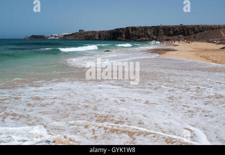 Fuerteventura Isole Canarie Spagna: vista della spiaggia di Piedra Playa, noto come Playa del Castillo, uno dei più famosi della costa nordoccidentale Foto Stock