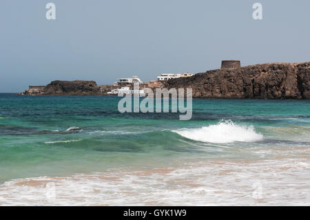 Fuerteventura Isole Canarie Spagna: vista della spiaggia di Piedra Playa, noto come Playa del Castillo, uno dei più famosi della costa nordoccidentale Foto Stock