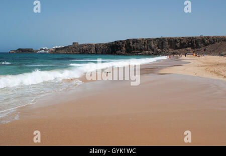 Fuerteventura Isole Canarie Spagna: vista della spiaggia di Piedra Playa, noto come Playa del Castillo, uno dei più famosi della costa nordoccidentale Foto Stock