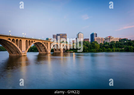 La chiave ponte sopra il fiume Potomac e dello skyline di Rosslyn, visto da Georgetown, Washington DC. Foto Stock