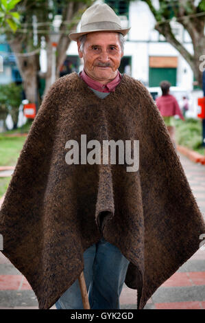 Un uomo vestito in poncho tipico dell'area. La piazza centrale della Finlandia. Quindio, Colombia. Finlandia, è un comune della Foto Stock