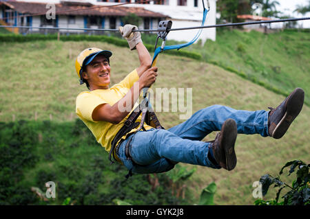 Filo di zip in El Bosque del Saman, Pereira, Quindio Colombia. La linea zipe sono oltre il caffè platations. Caffè colombiano crescere Foto Stock