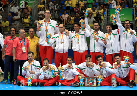 Iran giocatori e staff festeggiare la conquista la medaglia d'oro match di uomini la seduta di torneo di pallavolo durante l'undicesimo giorno del 2016 Rio Giochi Paralimpici di Rio de Janeiro in Brasile. Foto Stock