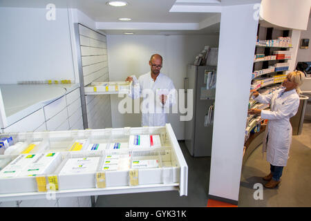 Farmacia, farmacista seleziona un farmaco Foto Stock