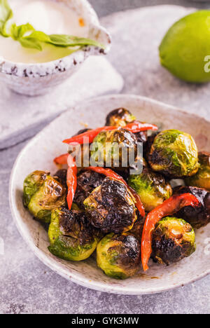 Arrosto di cavolini di Bruxelles Foto Stock