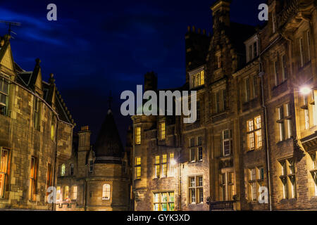 Edifici del centro storico di Edimburgo, Scozia, di notte Foto Stock