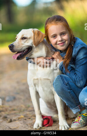 Bambina in una passeggiata con il cane. Foto Stock