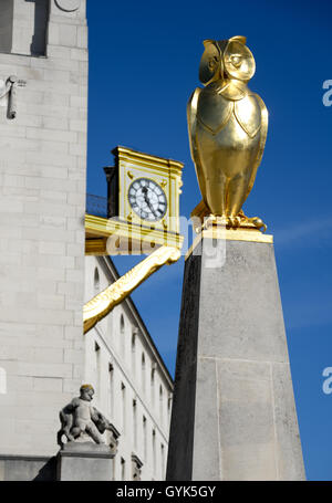 Gufo reale scultura da John Thorp e orologio in oro su la Sala Civica di Palazzo nel Millennium Square, Leeds Foto Stock