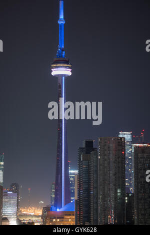 Panoramica sul tetto della città Torontoskyline. Edifici e torri di uffici su calde e umide agosto notte Capitol city di Ontario, Canada. Foto Stock