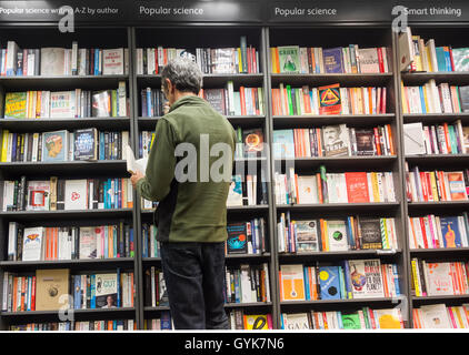 Uomo maturo in Waterstones bookshop. In Inghilterra. Regno Unito Foto Stock