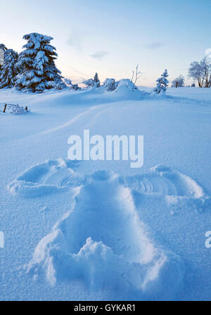 Angelo di neve in inverno il paesaggio, in Germania, in Renania settentrionale-Vestfalia, Sauerland, Winterberg Foto Stock