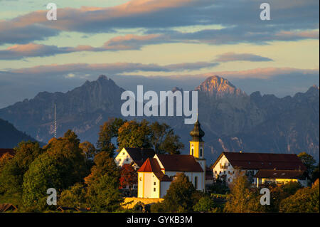 Vista su Wildsteig in direzione delle montagne di Tannheim poco dopo l'alba, in Germania, in Baviera Foto Stock