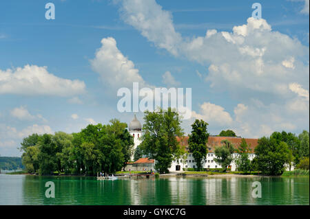 Vista sul Frauenchiemsee con il campanile della chiesa chiostro, in Germania, in Baviera, Fraueninsel Foto Stock