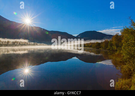 La nebbia la riflessione sul fiume Barduelva, Norvegia, Troms, Bardu Foto Stock