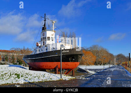 Towboat Regina in inverno jacked ab in Stadtgarten, Germania, Bremen-Vegesack Foto Stock