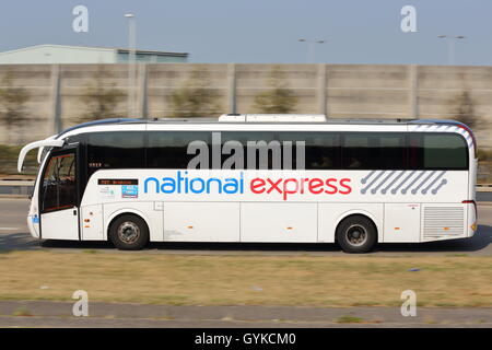 La National Express Coach vicino aeroporto di Heathrow Foto Stock