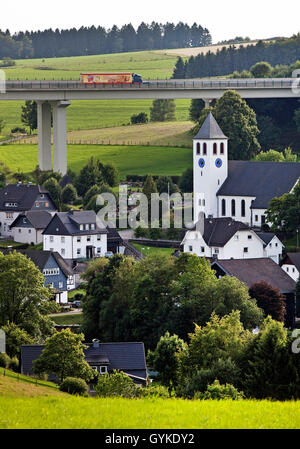Bleche village e A45 ponte autostradale, in Germania, in Renania settentrionale-Vestfalia, Sauerland, Drolshagen Foto Stock