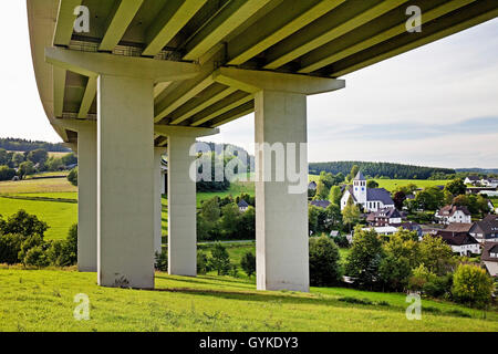 Bleche village e A45 ponte autostradale, in Germania, in Renania settentrionale-Vestfalia, Sauerland, Drolshagen Foto Stock