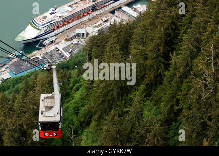 Montare Roberts tramvia di Juneau dock, Alaska, Stati Uniti d'America. Juneau, in centro città. L'Alaska. Stati Uniti d'America. Celebrity Millennium nave da crociera ancorata b Foto Stock