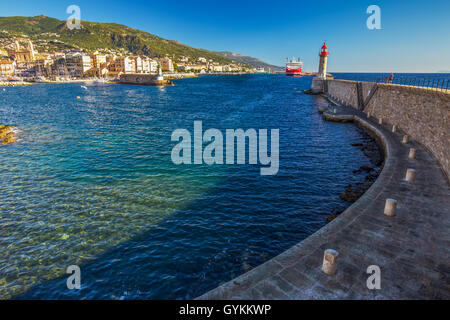 Vista del centro storico della città di Bastia con Joannis Babtistes Cattedrale e barche nel porto, la Francia, l'Europa. Foto Stock