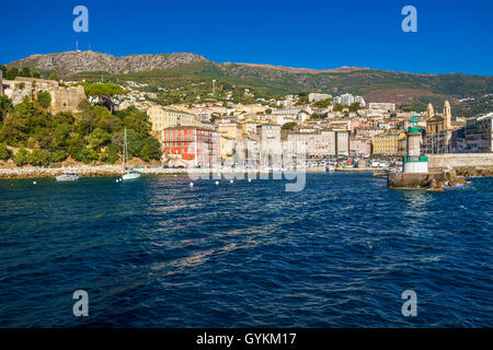 Vista del centro storico della città di Bastia con Joannis Babtistes Cattedrale e le barche nel porto di Francia e d'Europa. Foto Stock