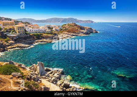 Vista bella Corsica Costa e case storiche in Calvi città vecchia con il turchese chiaro acque oceaniche, Corsica, Francia, Eur Foto Stock