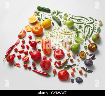 Quadrato di un sano diversi tipi di frutta e verdura isolato su sfondo bianco. Vista laterale. Mangiare sano e cibo per i vegani Foto Stock