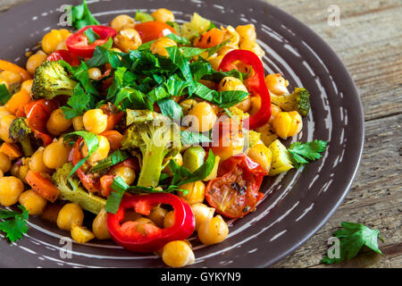 In casa vegetariano piccante stufato con ceci e verdure sulla piastra close up - una sana alimentazione vegetariana Foto Stock