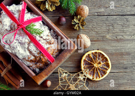 Torta di frutta tradizionali per il Natale con ornamenti e decorazioni - Natale in casa pasrty Foto Stock