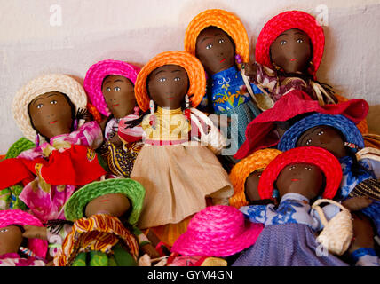 Gruppo di bambole fatte a mano in vendita in Madagascar,Africa sud-orientale Foto Stock