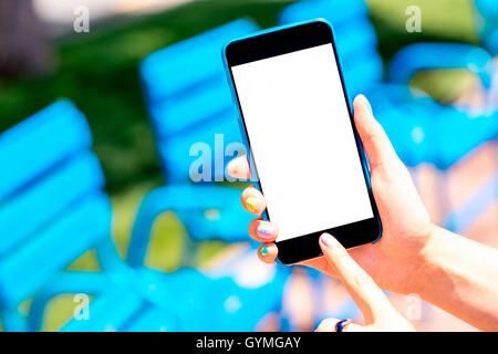 Telefono su le sedie blu sfondo nella città di Cannes Foto Stock