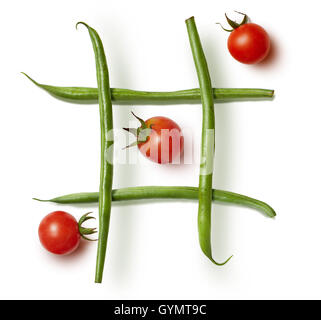 Gioco alimentare tic-tac-toe. dieta fagioli e pomodori ciliegia su uno sfondo bianco Foto Stock