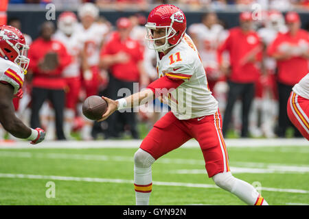 Houston, Texas, Stati Uniti d'America. Xviii Sep, 2016. Kansas City Chiefs quarterback Alex Smith (11) rende un handoff durante il secondo trimestre di un gioco di NFL tra Houston Texans e il Kansas City Chiefs a NRG Stadium di Houston, TX il 18 settembre 2016. I Texans hanno vinto il gioco 19-12. Credito: Trask Smith/ZUMA filo/Alamy Live News Foto Stock